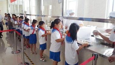 某小學(xué)學(xué)生正在排隊打餐 某小學(xué)學(xué)生正在排隊打餐