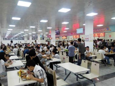 學生正在就餐