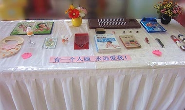 “關(guān)愛(ài)母親，慈母展區(qū)”中的各種物件