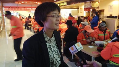 健力源美食廣場(chǎng)經(jīng)理韓玉杰接收媒體采訪
