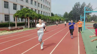 煙臺1區(qū)女員工正在進(jìn)行跑步比賽