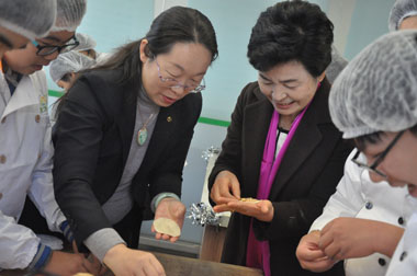 隋校長、樸校長與學(xué)生們一起包餃子