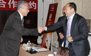 薦董與李錦記醬料集團主席李慧中先生握手