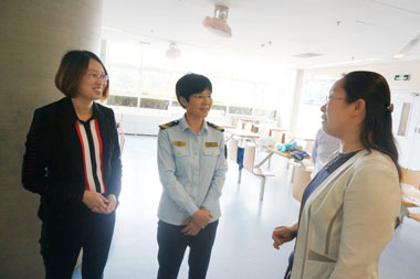 王格經(jīng)理與黃島區(qū)食藥局王局長(zhǎng)、育才中學(xué)隋校長(zhǎng)溝通交流