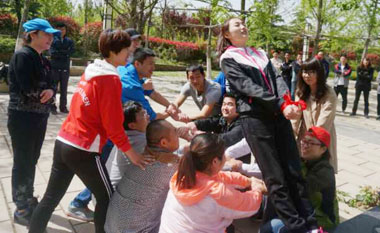 山東大區(qū)第一期拓展訓(xùn)練信任背摔 山東大區(qū)第一期拓展訓(xùn)練信任背摔