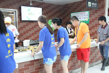 客戶工作人員正在選餐 客戶工作人員正在選餐