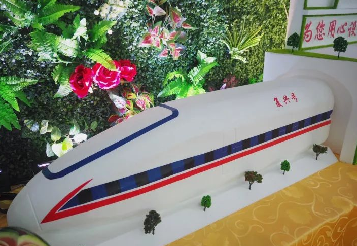 手工制作的動(dòng)車模型“復(fù)興號”