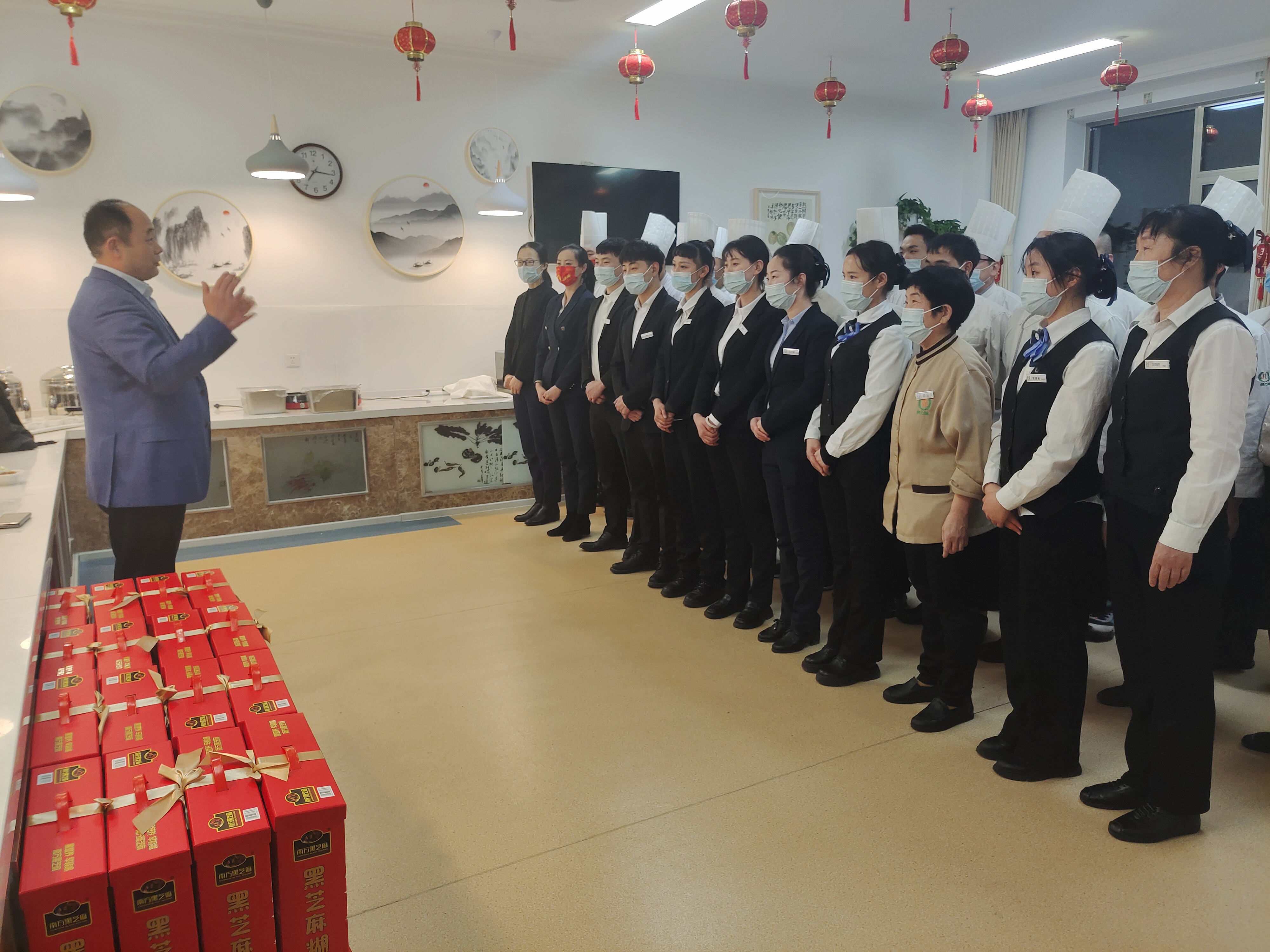 除夕當天，薦世新董事長和公司高層領導前往餐廳走訪慰問